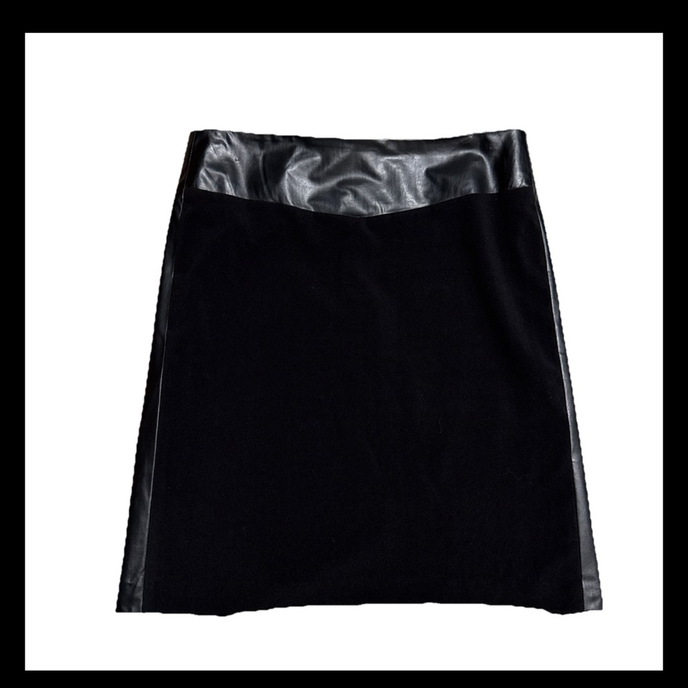 Larry Levine size 10 EUC faux leather stretch skirt